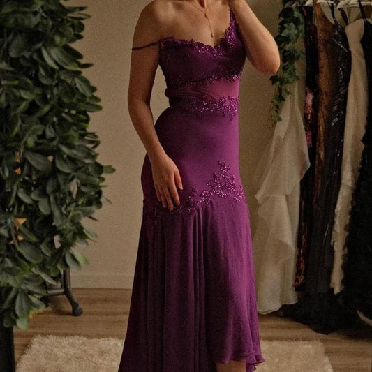 Langes Chiffon-Ballkleid mit Spaghettiträgern und Perlenapplikationen J8350