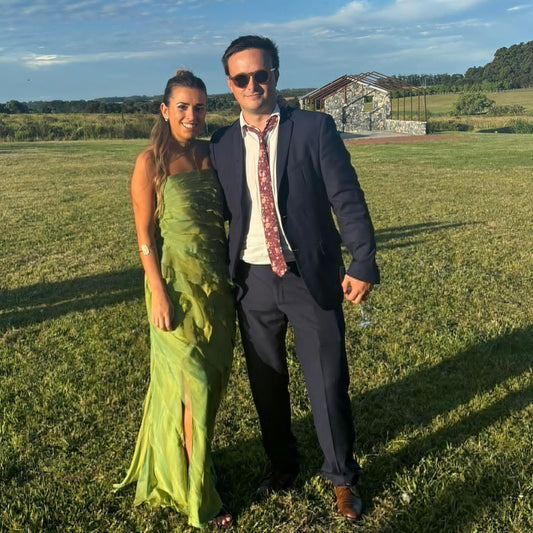 Robe de soirée verte à volants et fente pour invités de mariage J6192