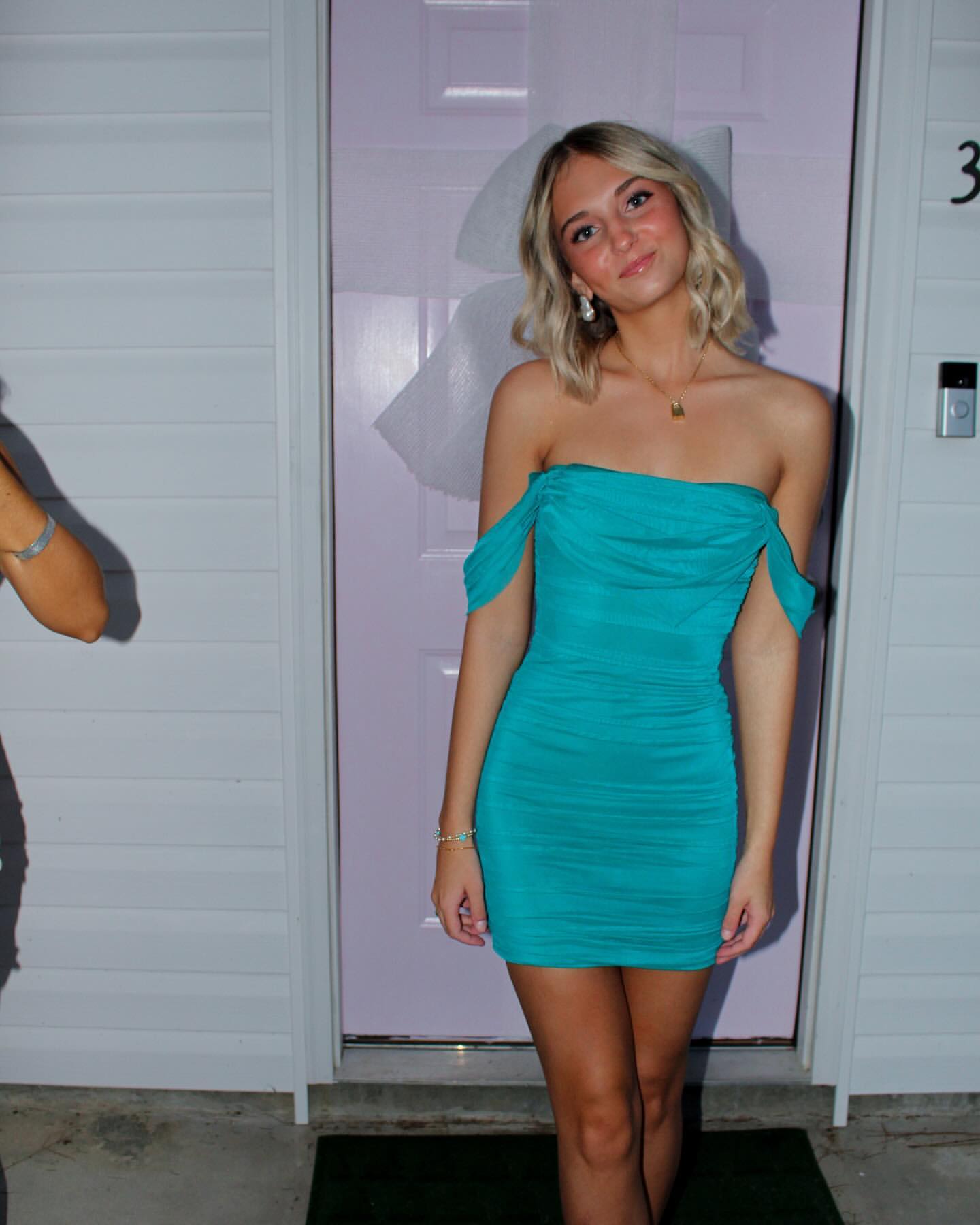 Robe de bal courte fourreau à épaules dénudées J6196