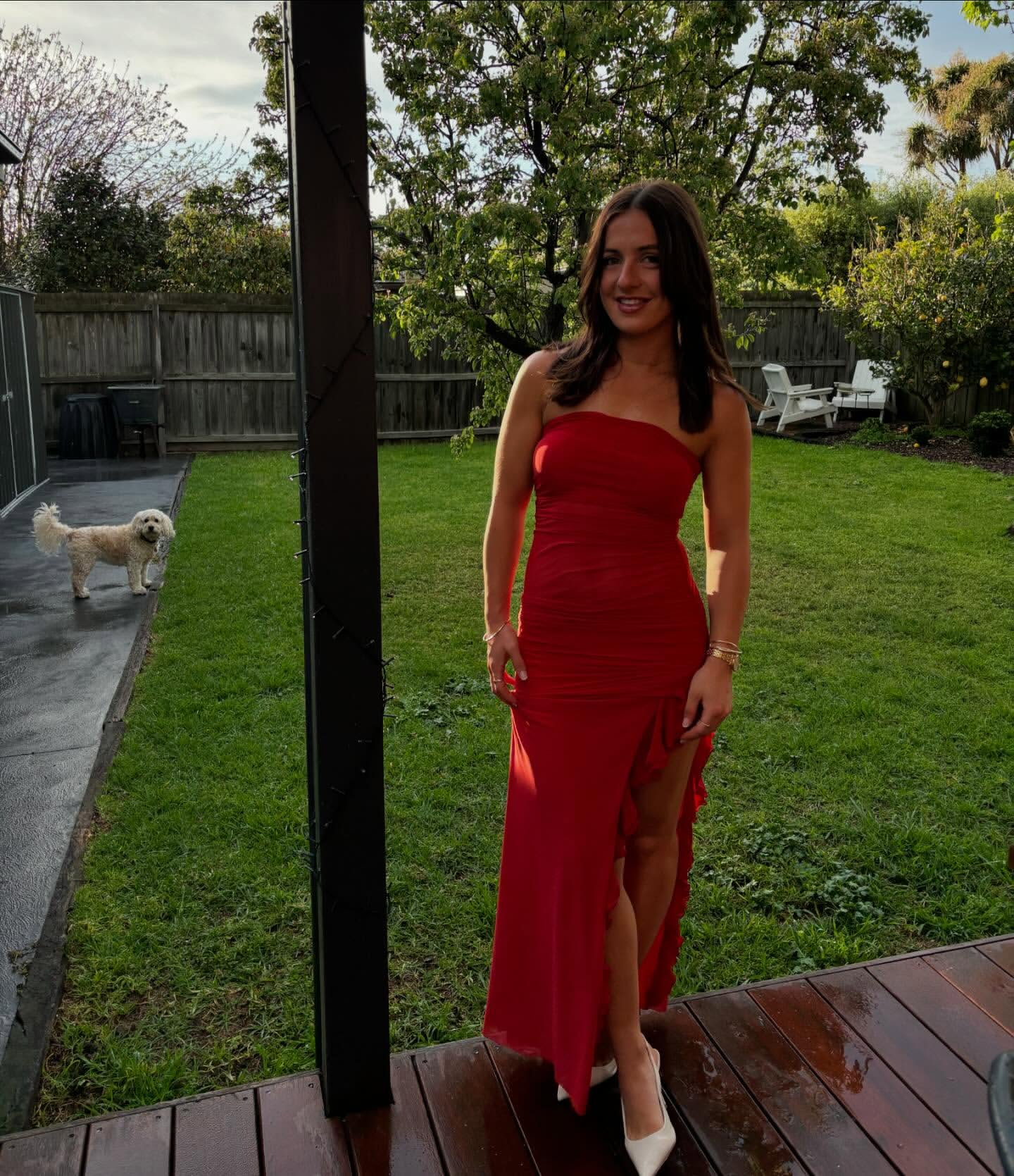 Trägerloses rotes Rüschen-Ballkleid, formelles Partykleid mit Schlitz J6201
