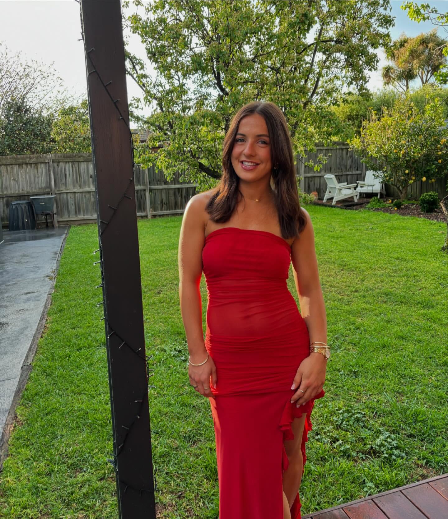 Trägerloses rotes Rüschen-Ballkleid, formelles Partykleid mit Schlitz J6201