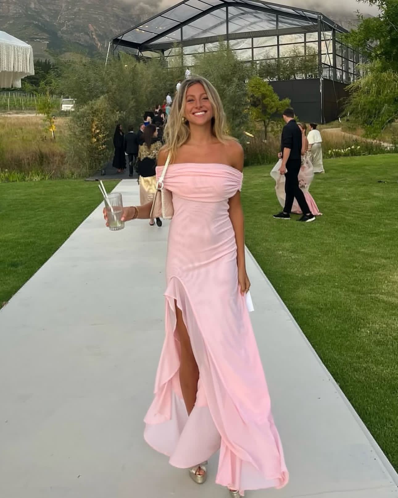 Schulterfreies rosa Schlitz-Ballkleid aus Chiffon mit Rüschen, formelles Partykleid J6230