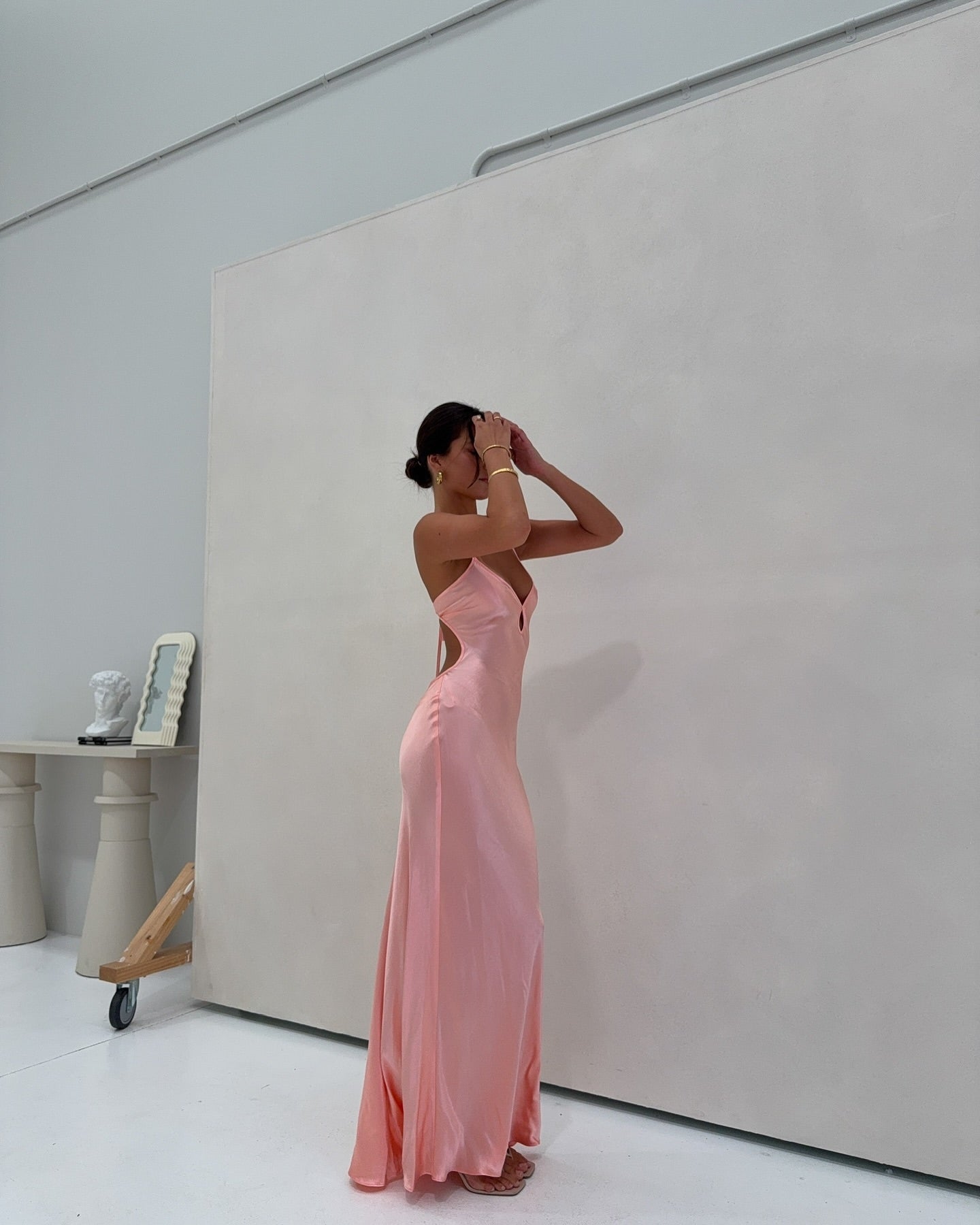 Spaghettiträger Rosa Satin Ballkleid Formales rückenfreies Abendkleid J6241
