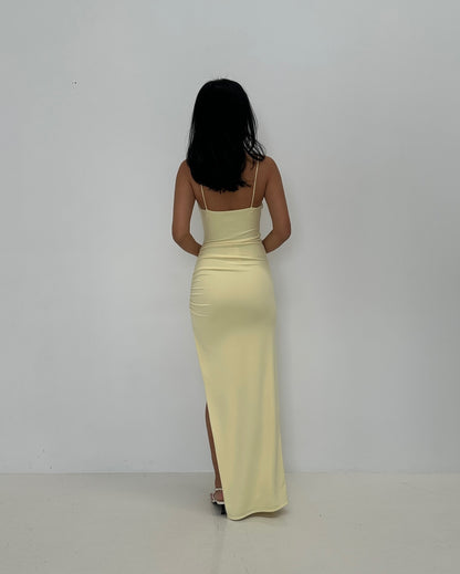 Robe de soirée fourreau jaune à bretelles spaghetti et fente J6247