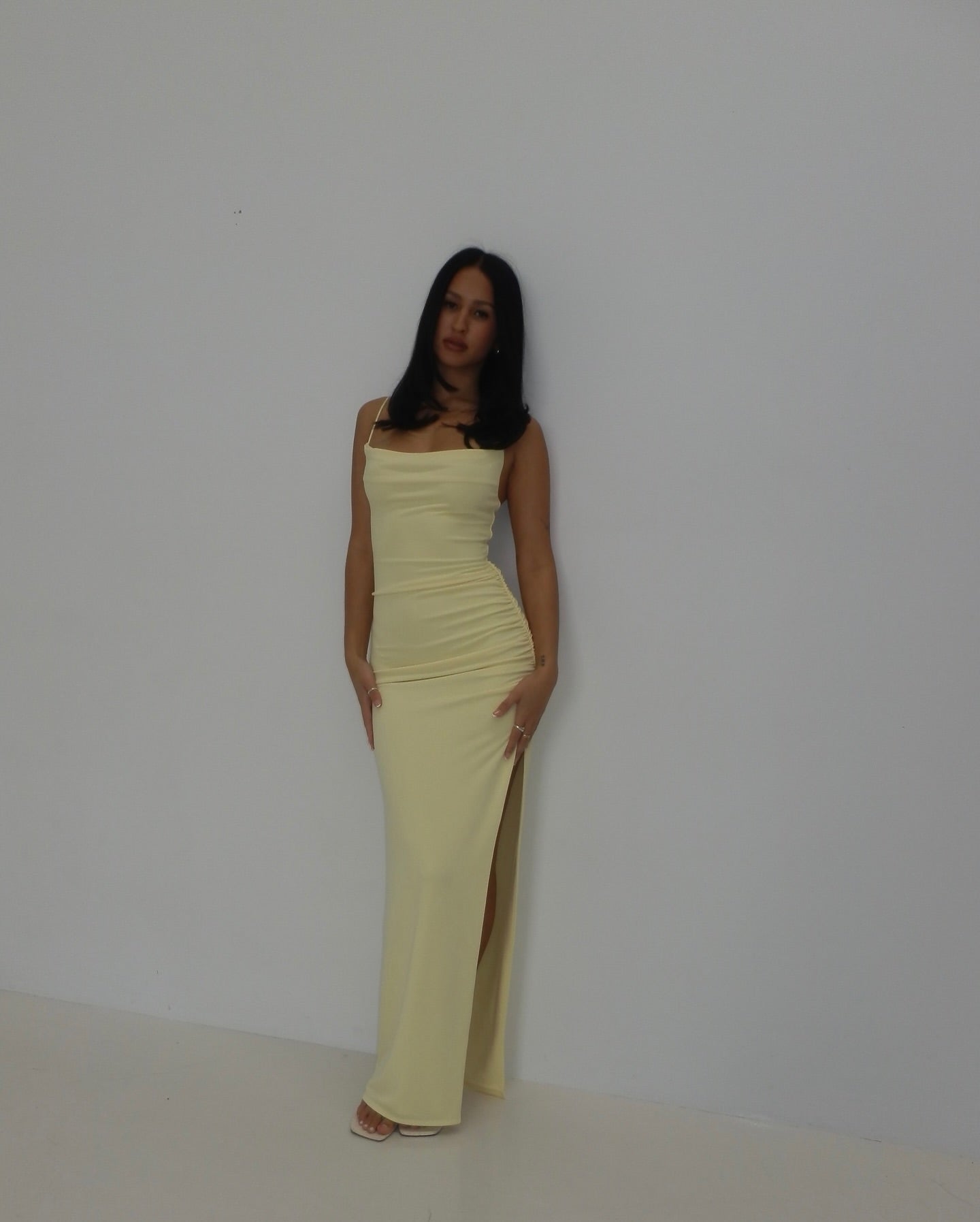 Robe de soirée fourreau jaune à bretelles spaghetti et fente J6247