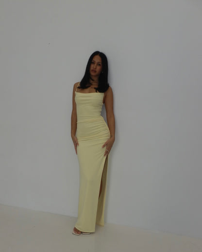 Robe de soirée fourreau jaune à bretelles spaghetti et fente J6247