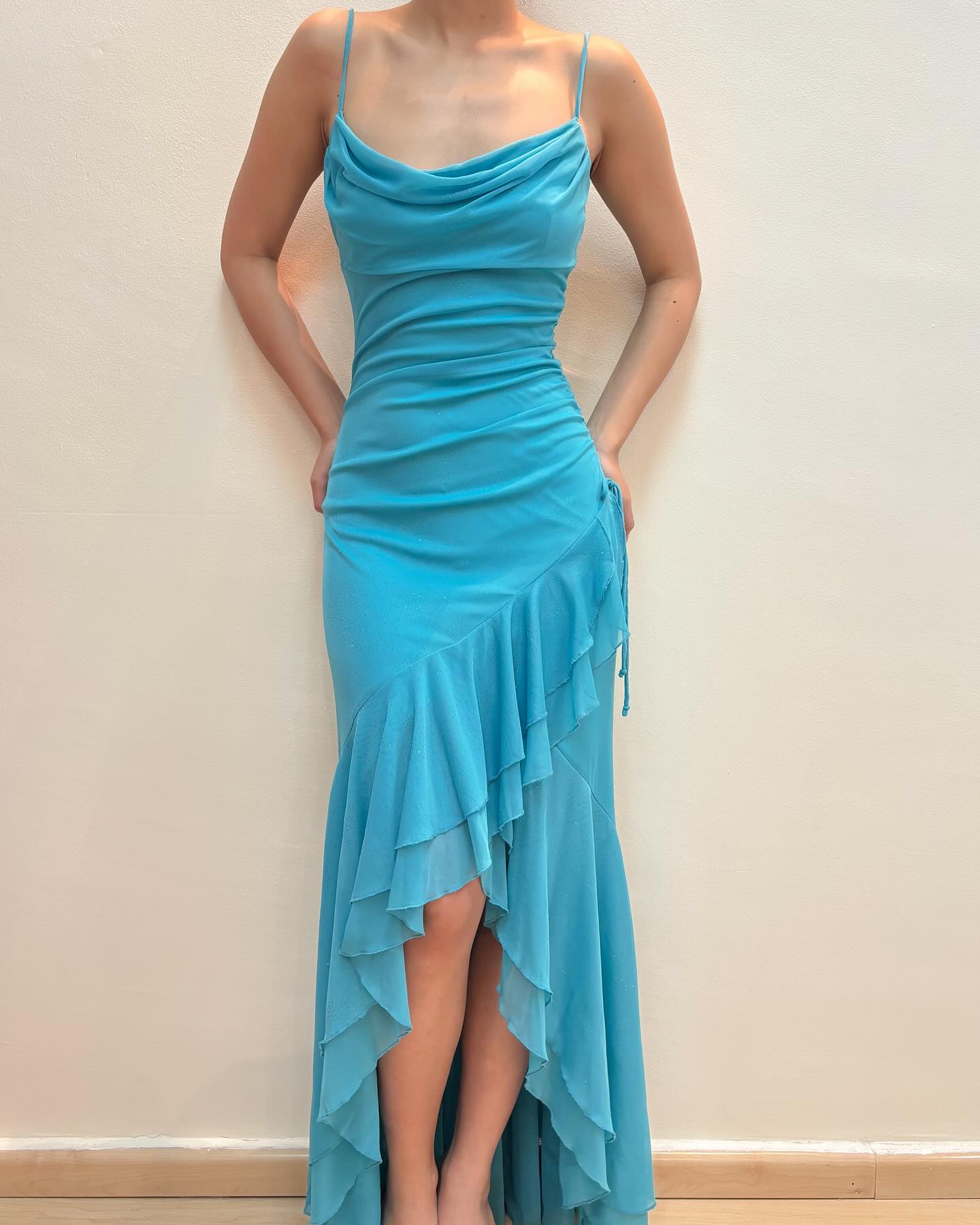 Robe de soirée vintage à bretelles spaghetti et volants bleus J6257