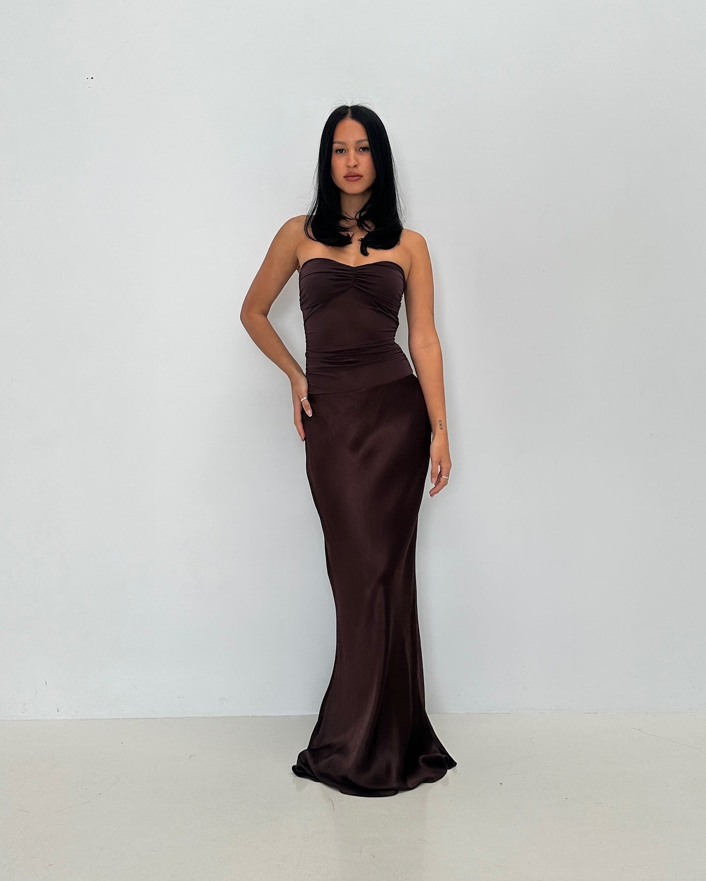 Robe de soirée fourreau bustier en satin marron J6265