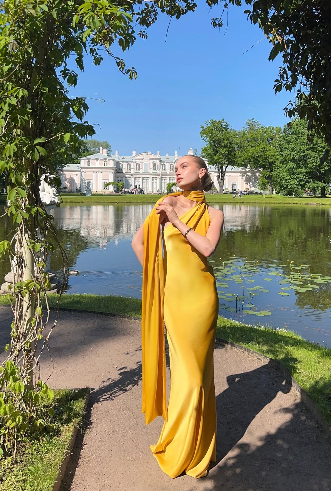 Robe longue de bal de fin d'année jaune dos nu et dos nu J7182