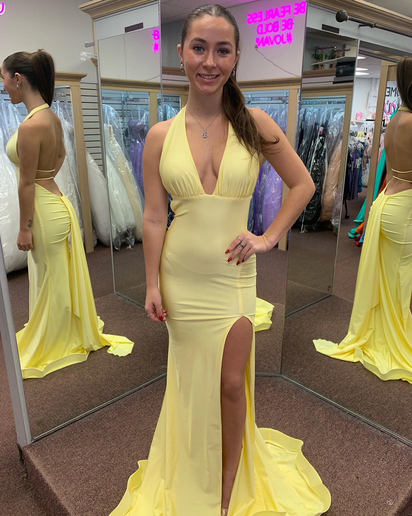 V-Ausschnitt Gelbes Meerjungfrau-Ballkleid mit Schlitz Abendkleid J6280