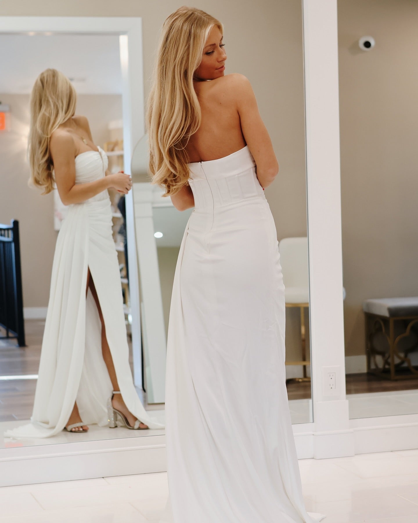 Trägerloses Satin-Schlitz-weißes Ballkleid, langes Abendkleid J6293