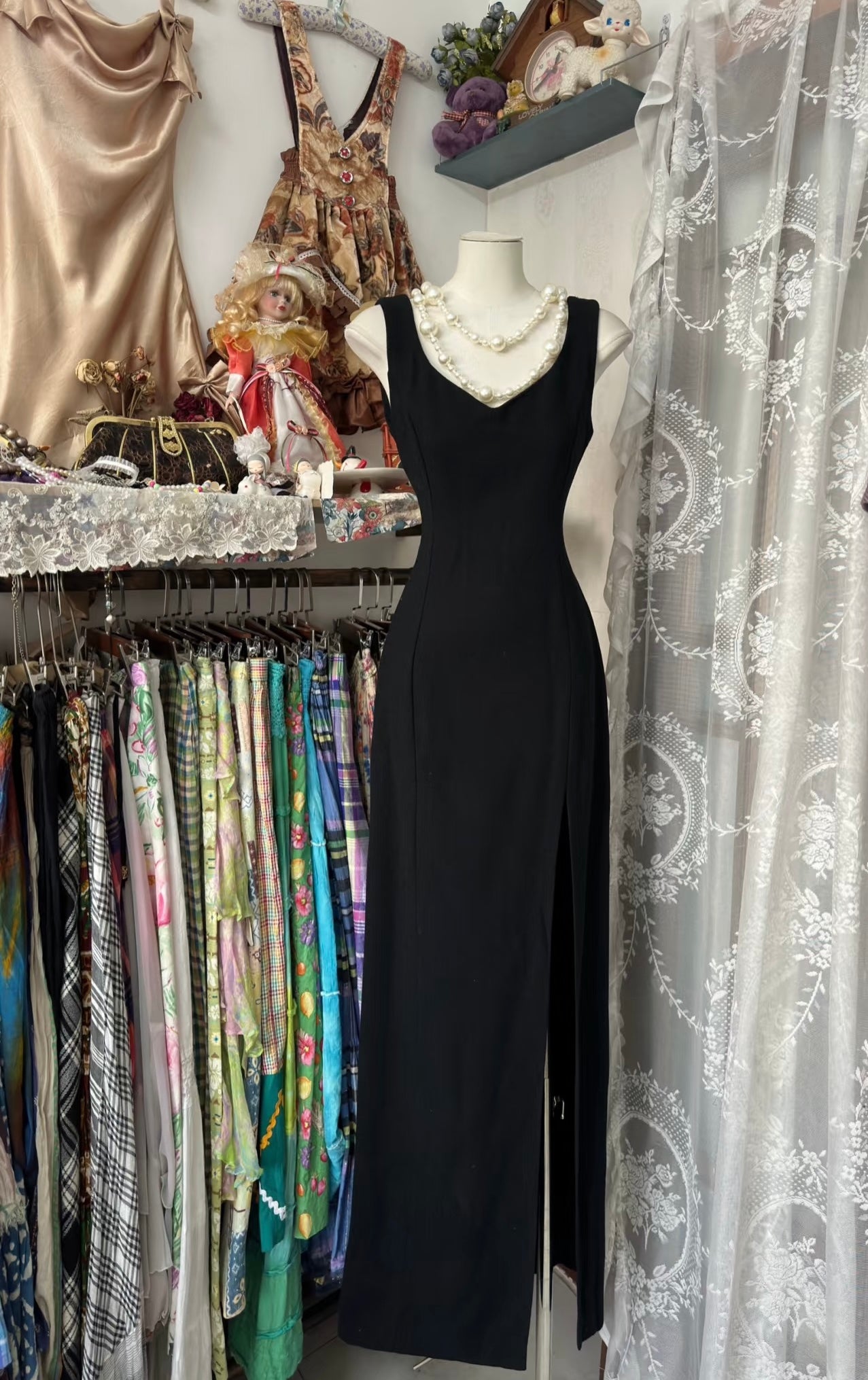 Elegantes schwarzes Ballkleid mit Schlitz, Abendkleid, Partykleid J6309