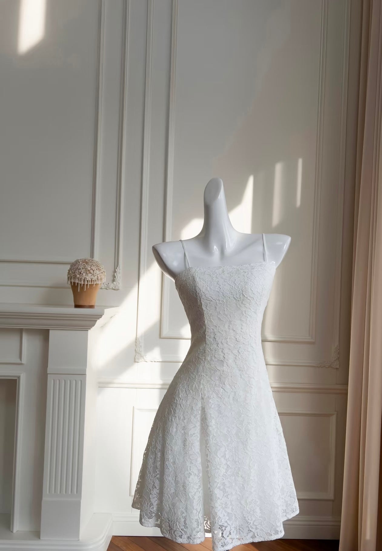 Kurzes weißes Ballkleid mit Spitze, Heimkehr-Partykleid J6329