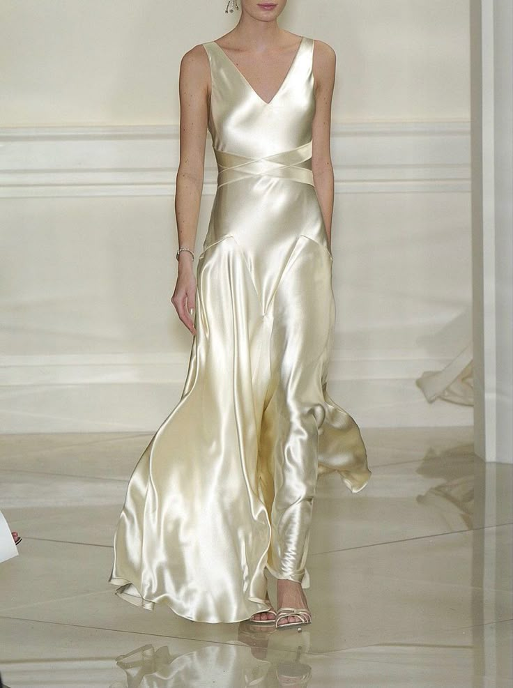 Robe de soirée en satin à col en V et coupe trapèze J6351