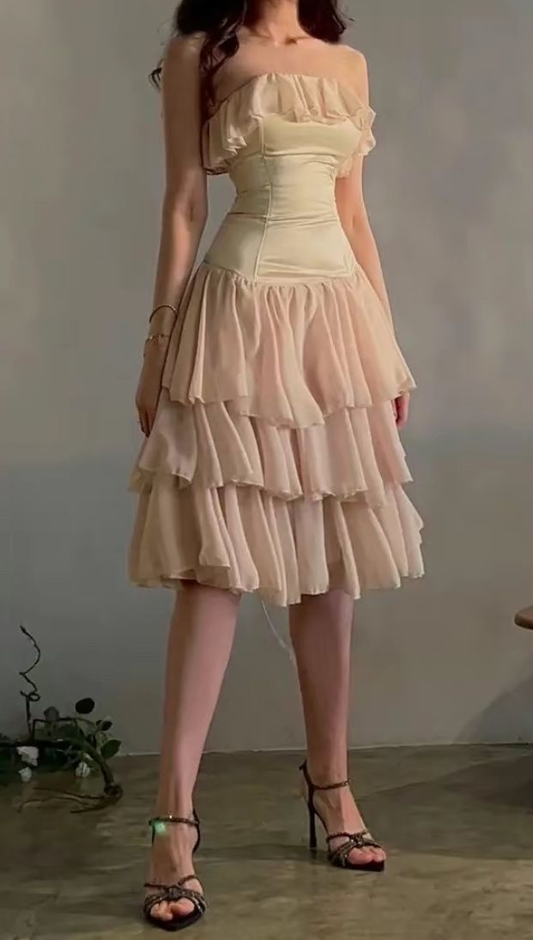 Trägerloses A-Linien-Ballkleid mit Stufen und Rüschen J6382