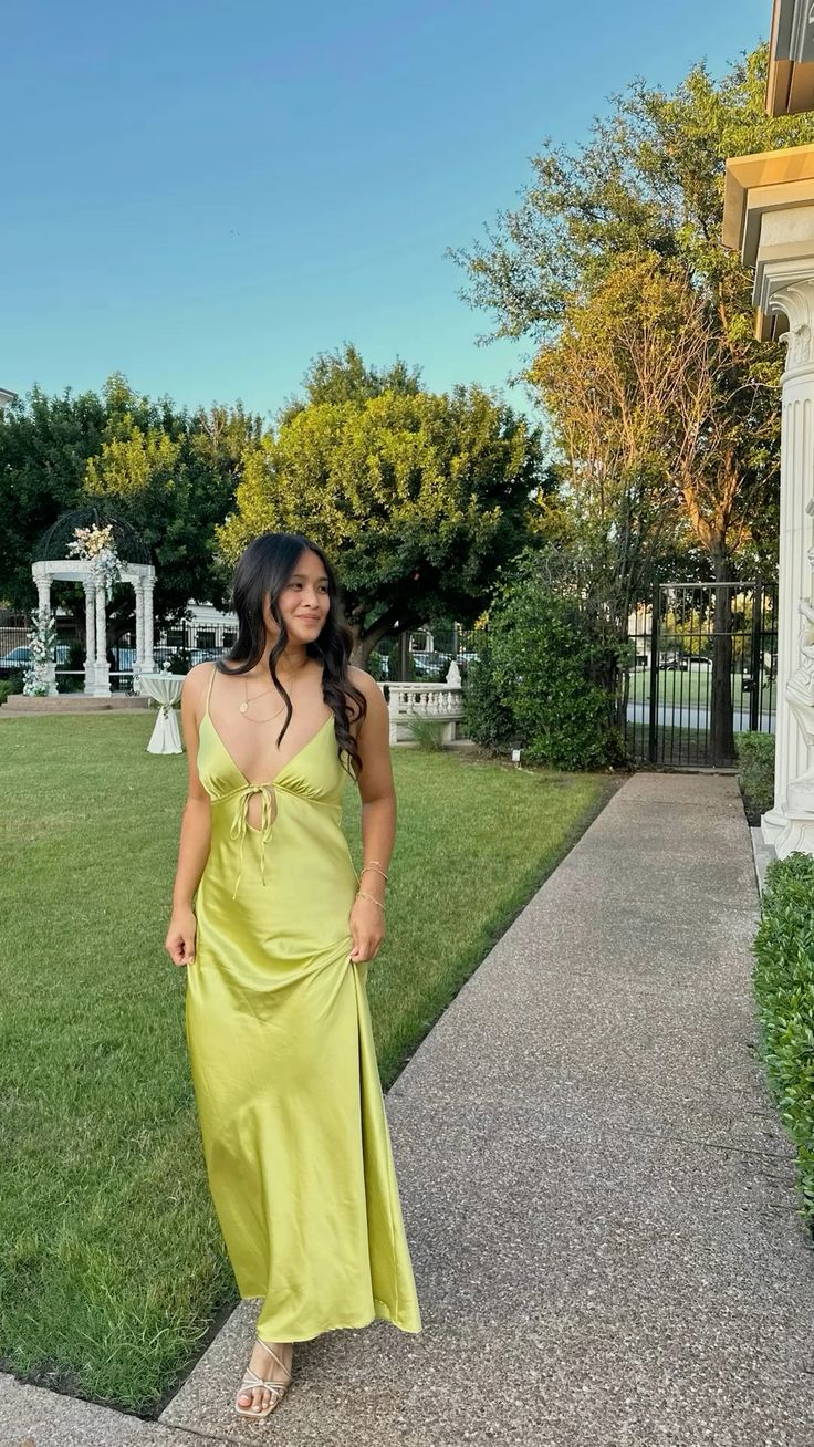 Robe d'été en satin à bretelles spaghetti pour invité de mariage J6415