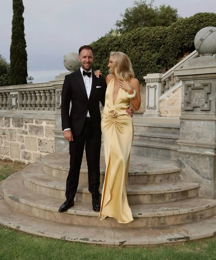 Gelbes Ballkleid mit tiefem V-Ausschnitt aus Satin für Hochzeitsgäste J6447