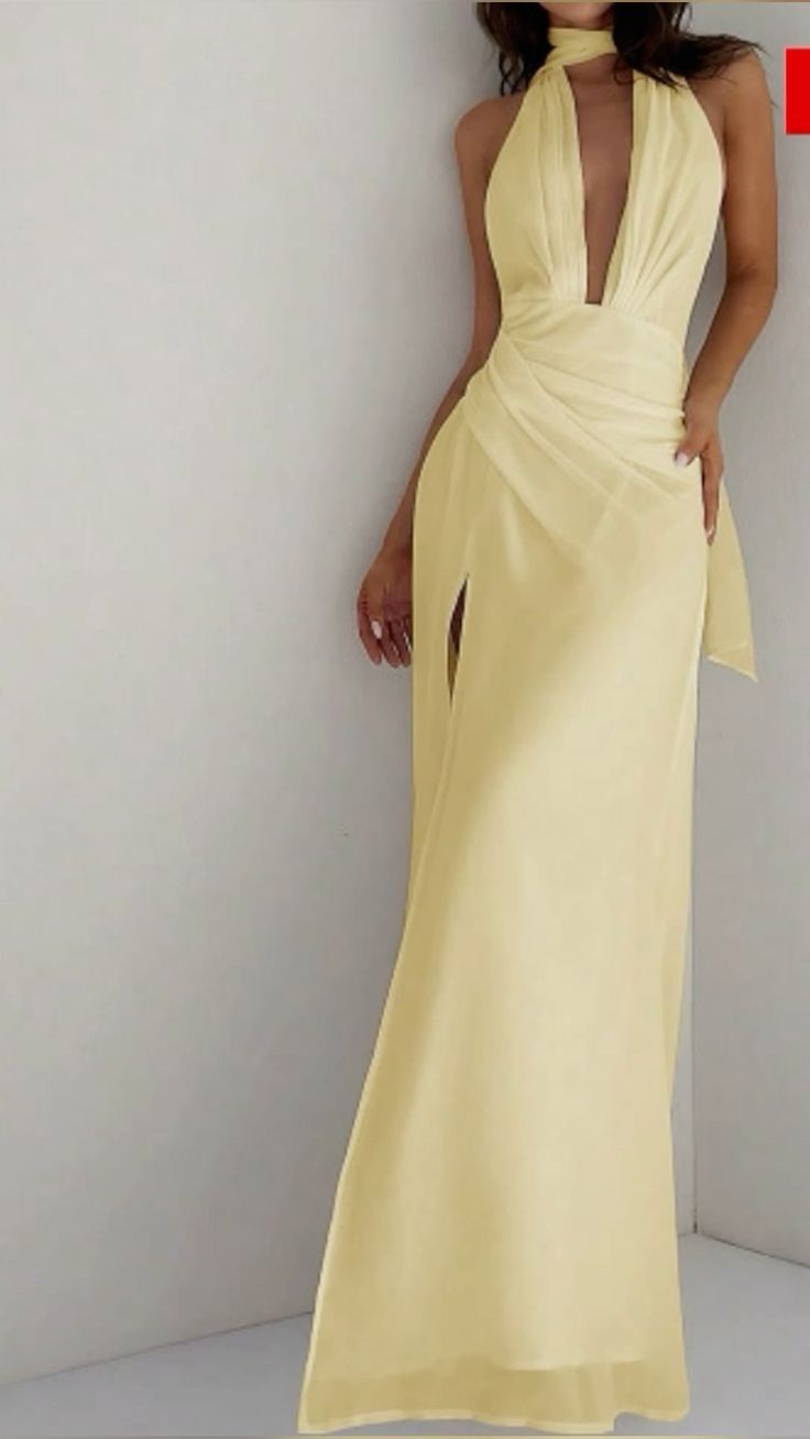 Robe de bal jaune fendue à col licou et fourreau J6450