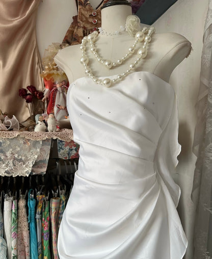 Robe de soirée blanche en satin à volants J6486