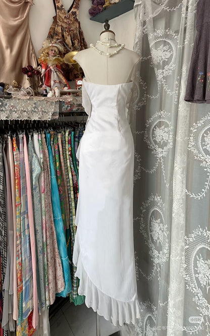 Robe de soirée blanche en satin à volants J6486