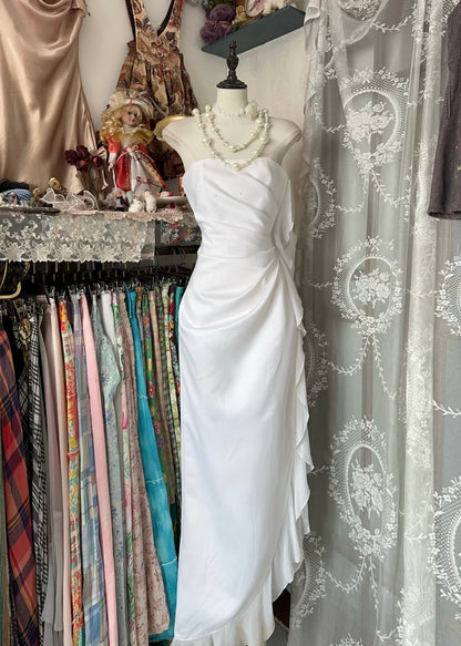 Robe de soirée blanche en satin à volants J6486