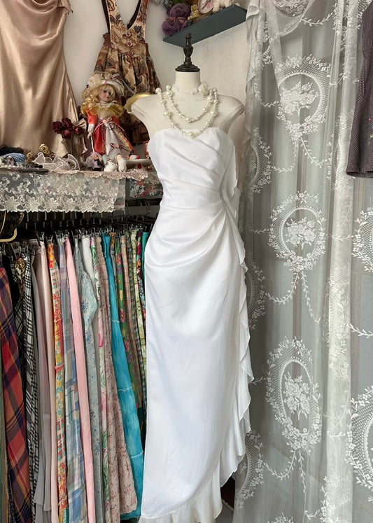 Robe de soirée blanche en satin à volants J6486