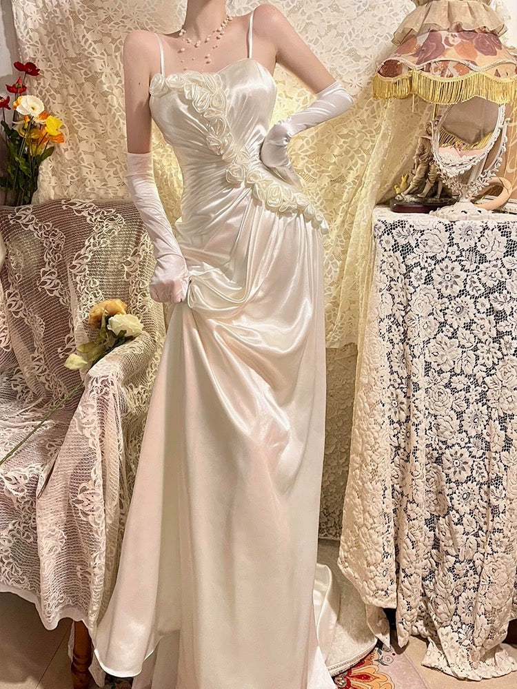 Robe de bal trapèze en satin à bretelles spaghetti et fleurs 3D ivoire J6492