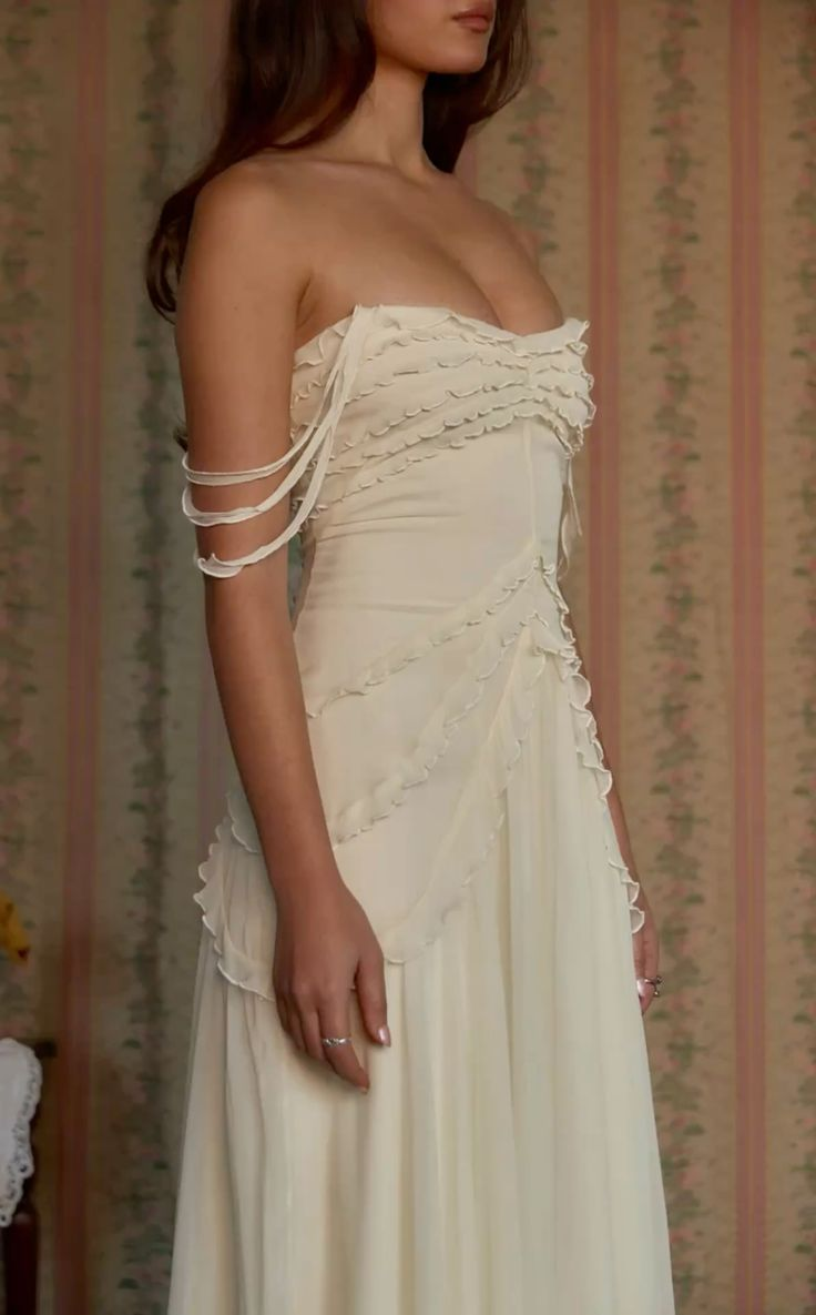 Robe de bal beige à épaules dénudées et volants en mousseline de soie J6502