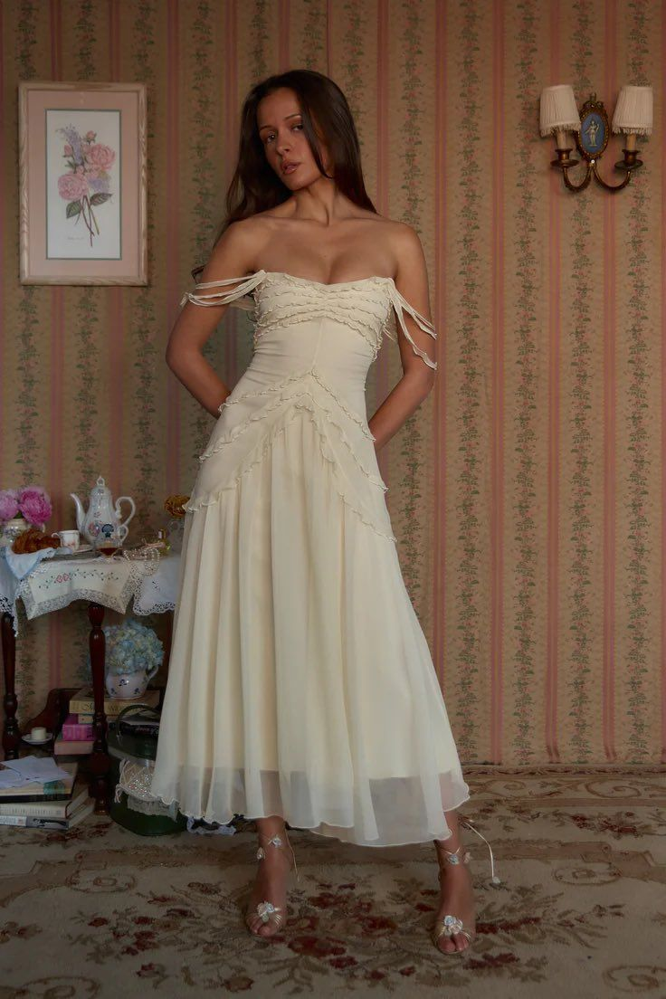 Robe de bal beige à épaules dénudées et volants en mousseline de soie J6502