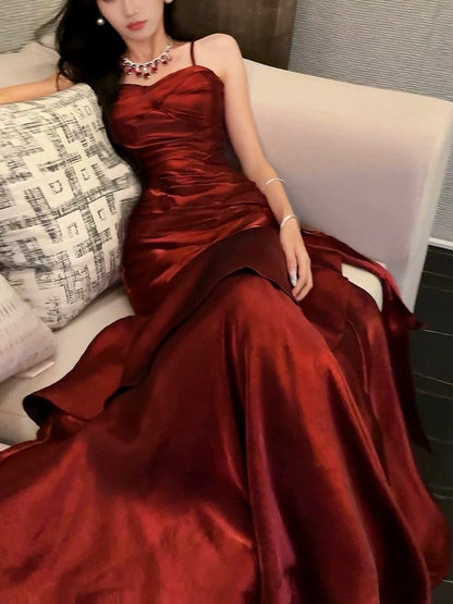 Robe de soirée à volants et bretelles spaghetti bordeaux J6524