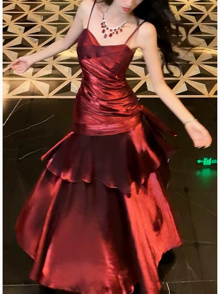 Robe de soirée à volants et bretelles spaghetti bordeaux J6524