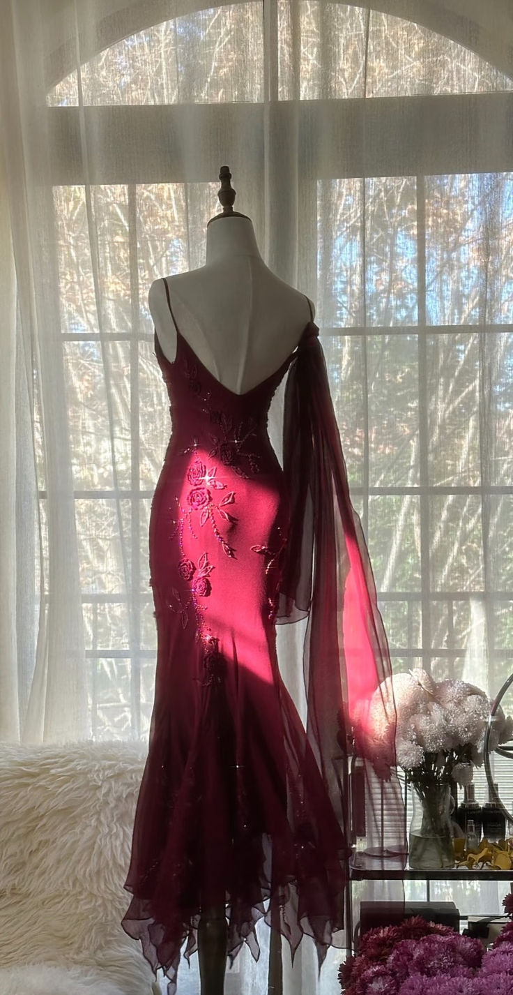 Burgunderrotes Ballkleid mit Chiffon-Applikation und Rüschen, Vintage-Abendkleid J6531