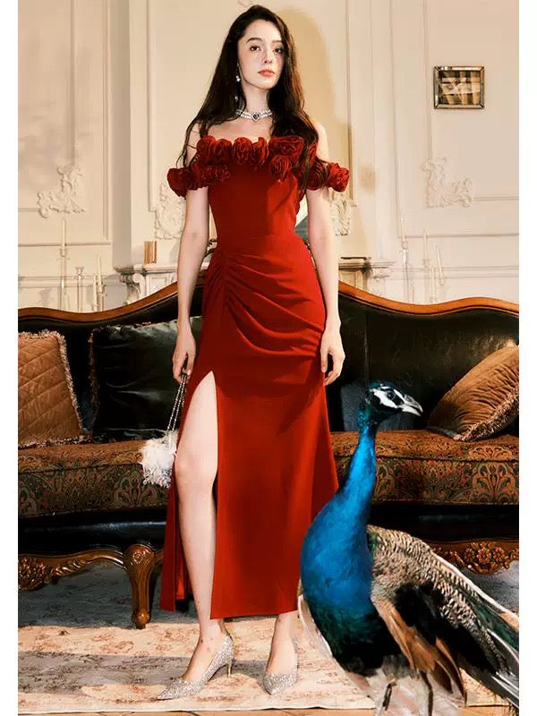 Robe de soirée rouge fendue à fleurs 3D et épaules dénudées J6537
