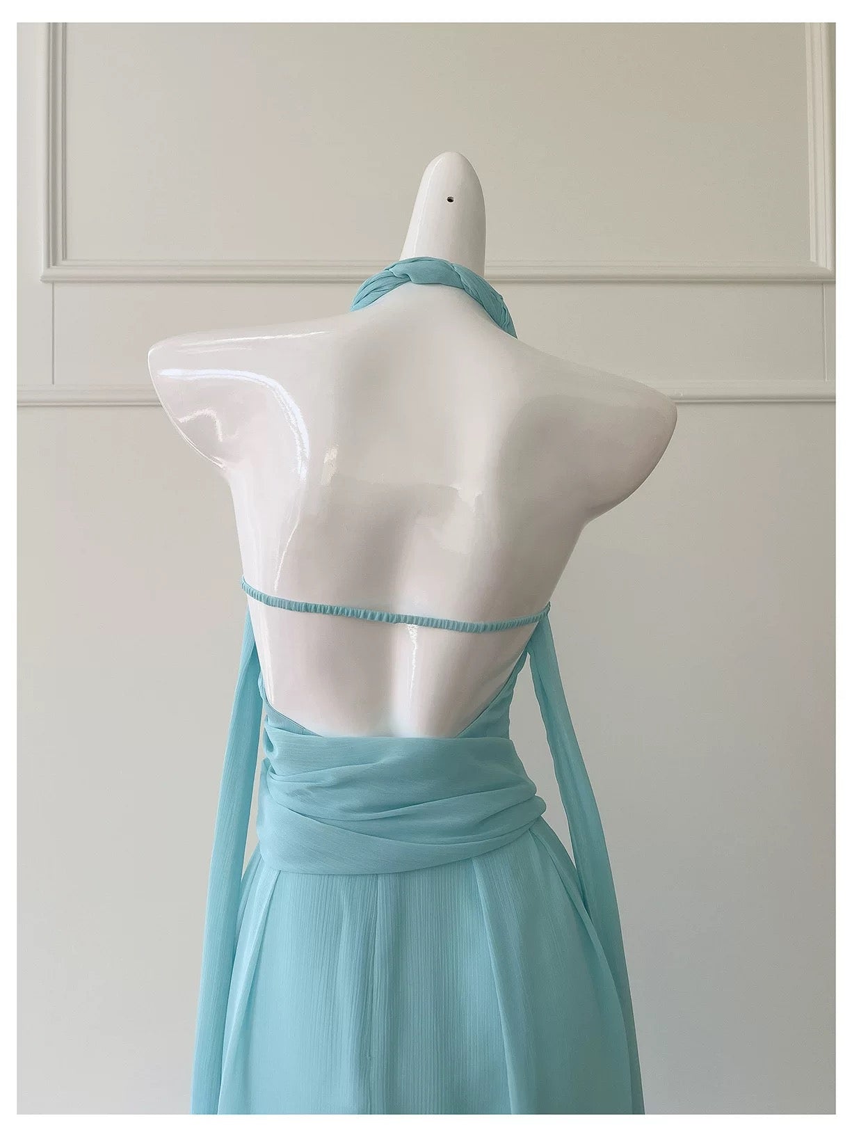 Robe de soirée en mousseline de soie bleue à col licou et coupe trapèze J6545