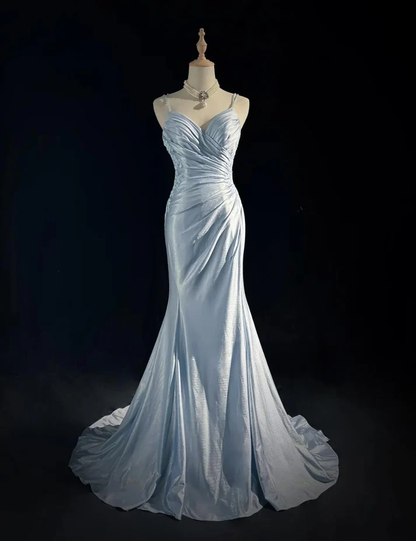 Robe de soirée longue en satin à bretelles spaghetti et dos nu avec appliques J6558