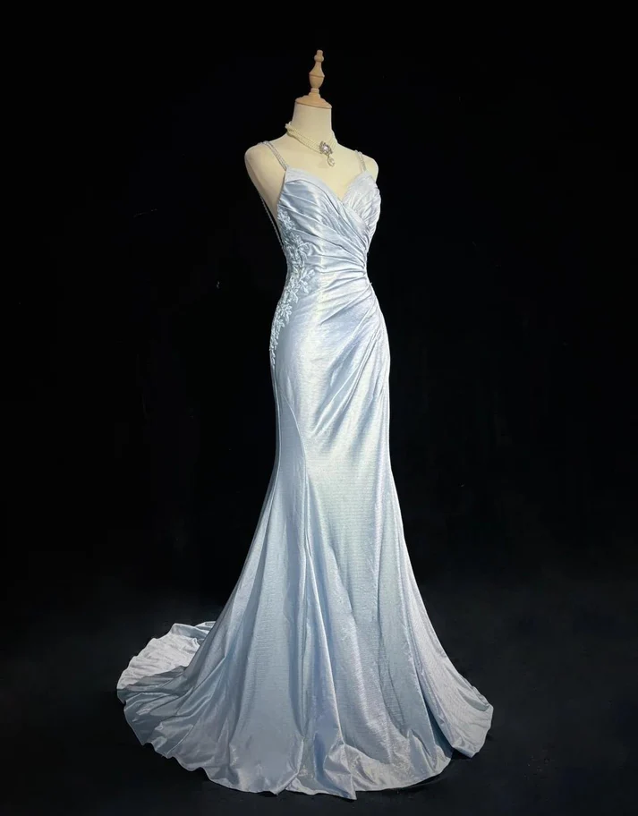 Robe de soirée longue en satin à bretelles spaghetti et dos nu avec appliques J6558