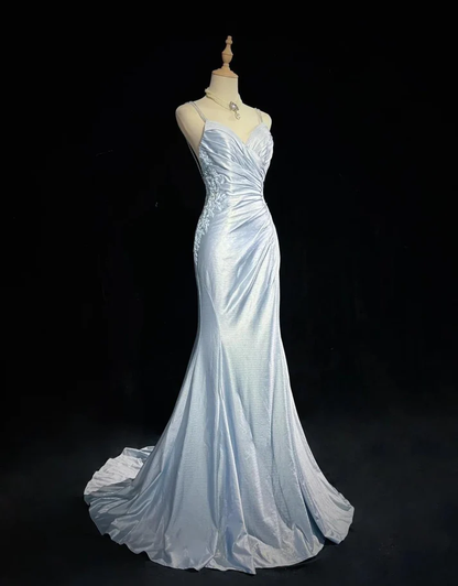 Robe de soirée longue en satin à bretelles spaghetti et dos nu avec appliques J6558