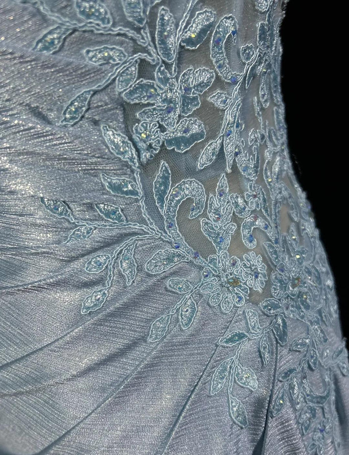 Robe de soirée longue en satin à bretelles spaghetti et dos nu avec appliques J6558