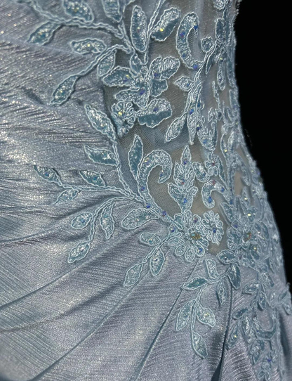 Robe de soirée longue en satin à bretelles spaghetti et dos nu avec appliques J6558