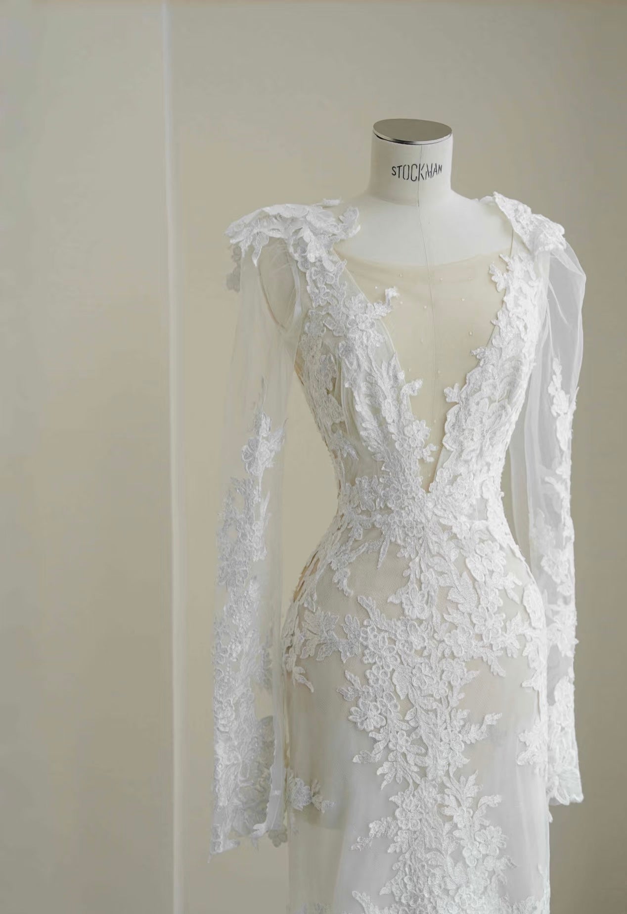 Rückenfreies Spitzenhochzeitskleid mit langen Ärmeln, Meerjungfrau-Brautkleid J6602