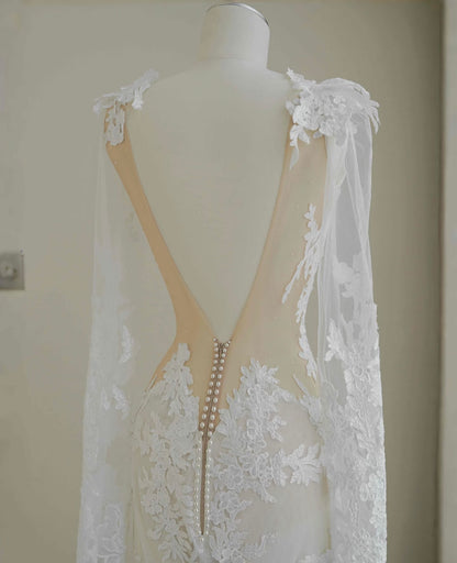 Rückenfreies Spitzenhochzeitskleid mit langen Ärmeln, Meerjungfrau-Brautkleid J6602