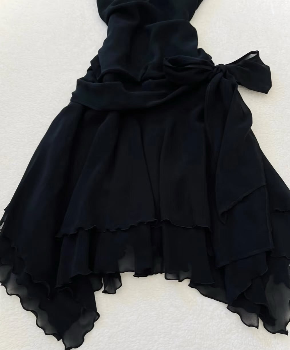 Robe courte noire trapèze en mousseline de soie à volants J6614