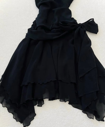 Robe courte noire trapèze en mousseline de soie à volants J6614