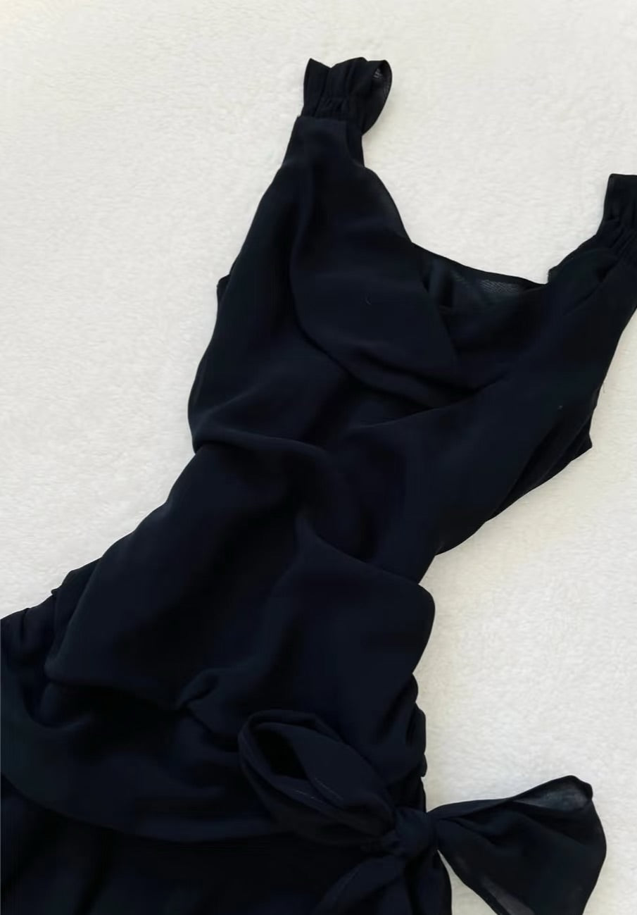 Robe courte noire trapèze en mousseline de soie à volants J6614