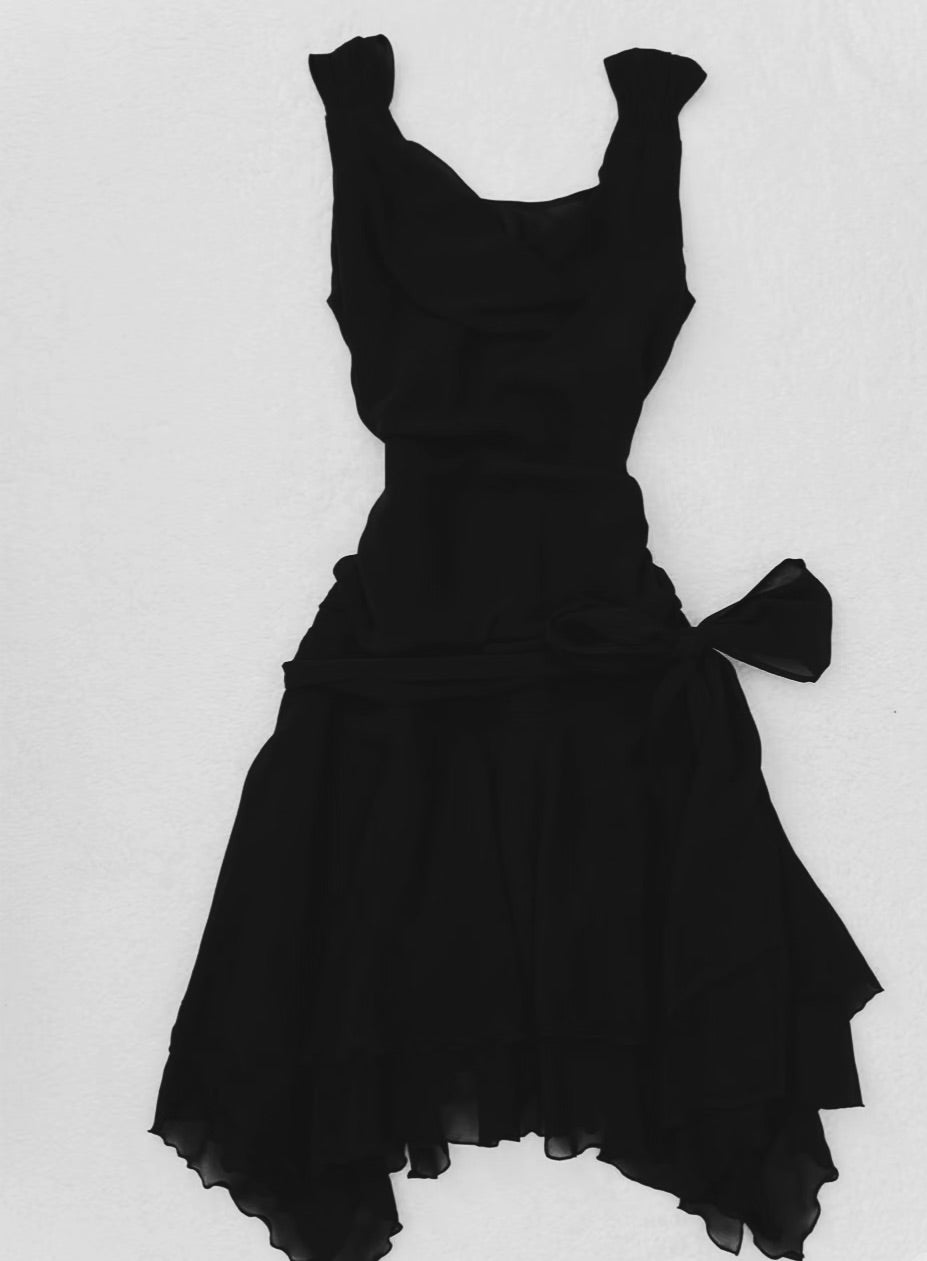 Robe courte noire trapèze en mousseline de soie à volants J6614