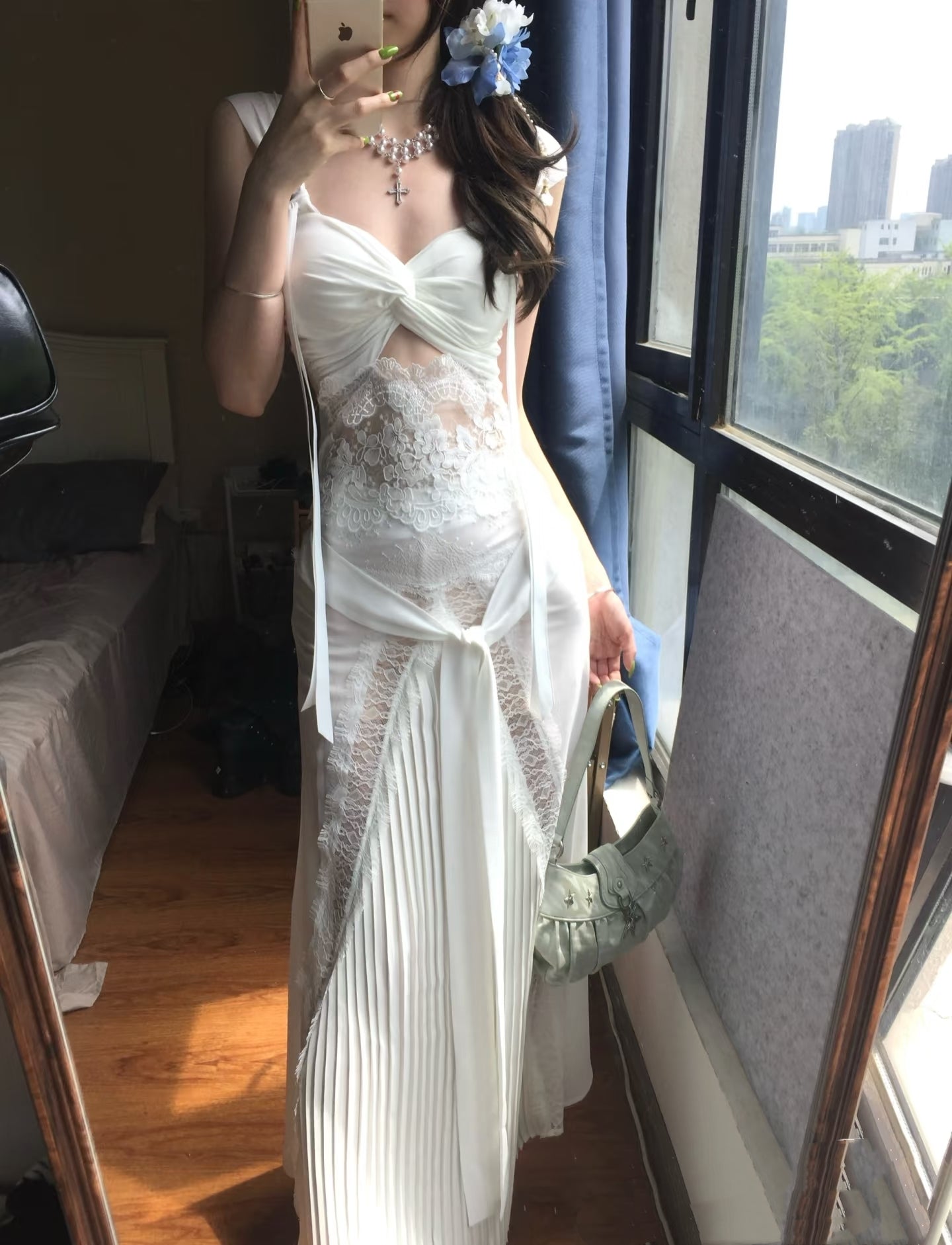 Robe de soirée blanche plissée en dentelle, coupe trapèze, J6651