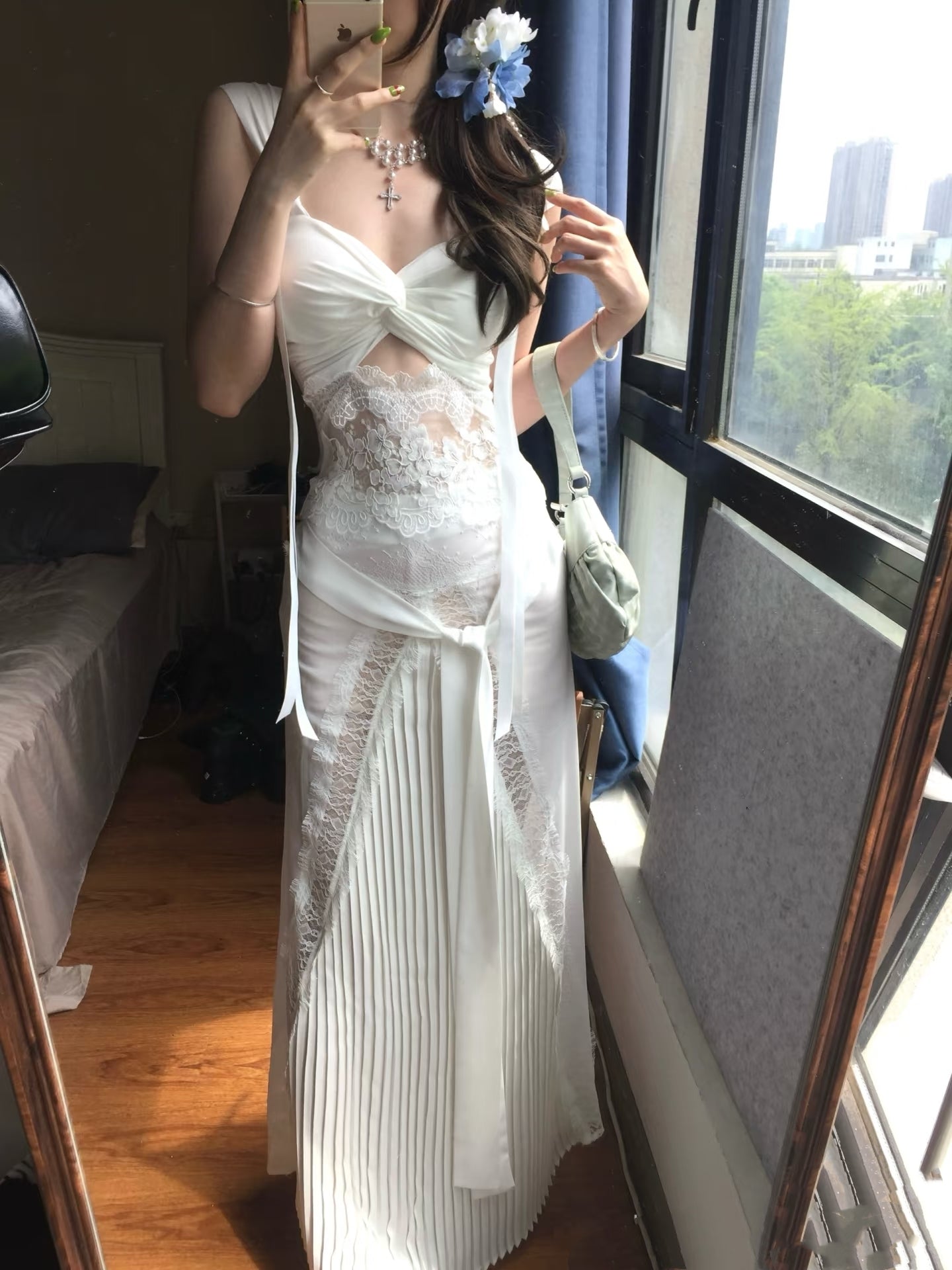 Robe de soirée blanche plissée en dentelle, coupe trapèze, J6651
