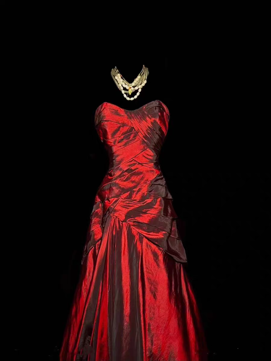 Burgunderrotes Meerjungfrau-Ballkleid aus Satin mit Herzausschnitt J6653