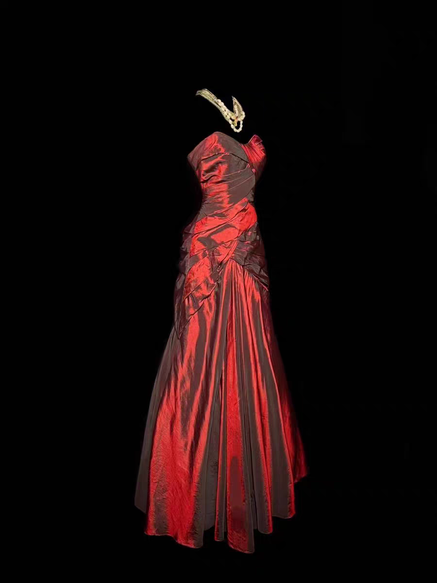Burgunderrotes Meerjungfrau-Ballkleid aus Satin mit Herzausschnitt J6653