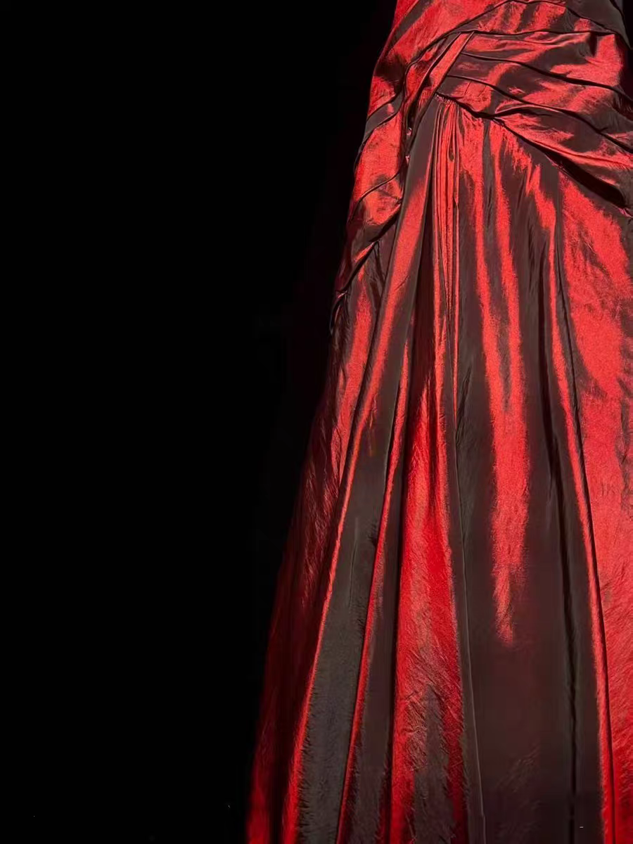 Burgunderrotes Meerjungfrau-Ballkleid aus Satin mit Herzausschnitt J6653